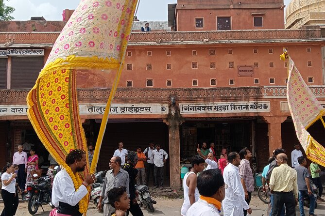 Guided Morning E-Rickshaw Ride with Food Tasting at Jaipur - Hawa Mahal photo point: 953 windows and a lot of craft