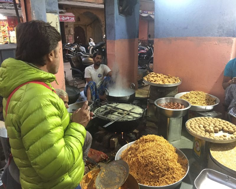 Heritage Walk & Street Food Tasting in Jaipur - Badi Chaupar and Tripolia Bazar: architecture and appetite in the same lane