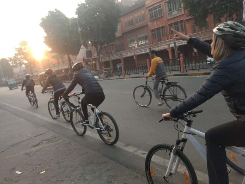 Jaipur: 3-Hour Morning Bike Tour of Jaipur Old City - Albert Hall Museum area: the quiet morning park moment