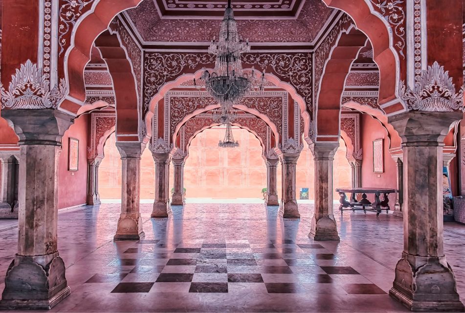 Jaipur City Tour: City Palace, Jantar, Hawa & Jal Mahal - Hawa Mahal: 953 Windows, and How to Get the Right Photo Angle