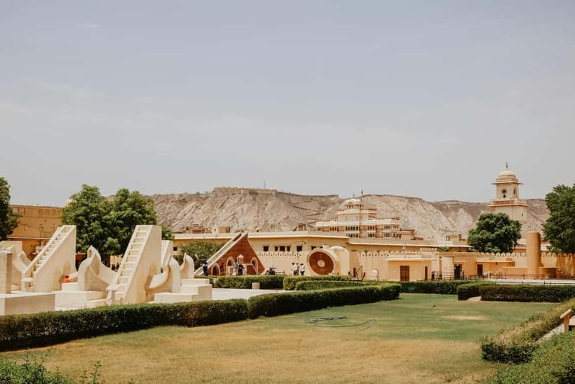 Jaipur: Full-Day City Tour with Car, Guide & Skip-the-Line - Stepwell and Jal Mahal: quieter sights between traffic