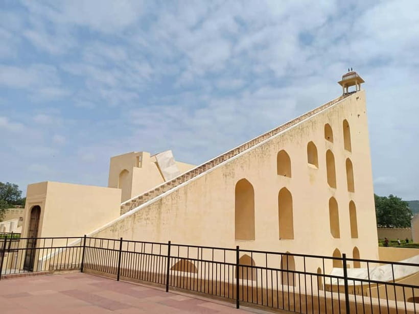 Jaipur: Full-Day City Tour with Car, Guide & Skip-the-Line - Gaitor Ki Chhatriyan and City Palace: power, memory, and museums