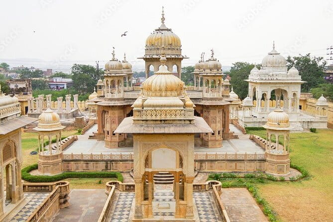 Jaipur Full Day Heritage of Pink City Tour By Tuk Tuk With Chai - Getting Started: 8:30 Pickup, Bottled Water, and a Driver You Can Count On
