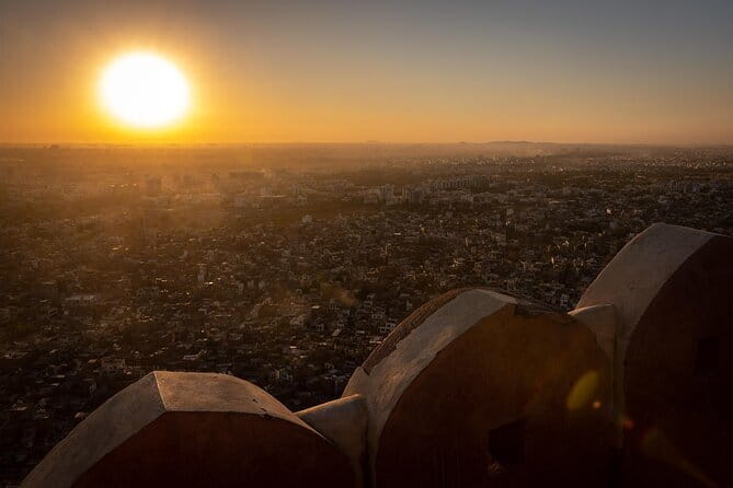 Jaipur Nahargarh Sunset and Night Lights Tour - Hawa Mahal stop: 953 windows, seen the smart way