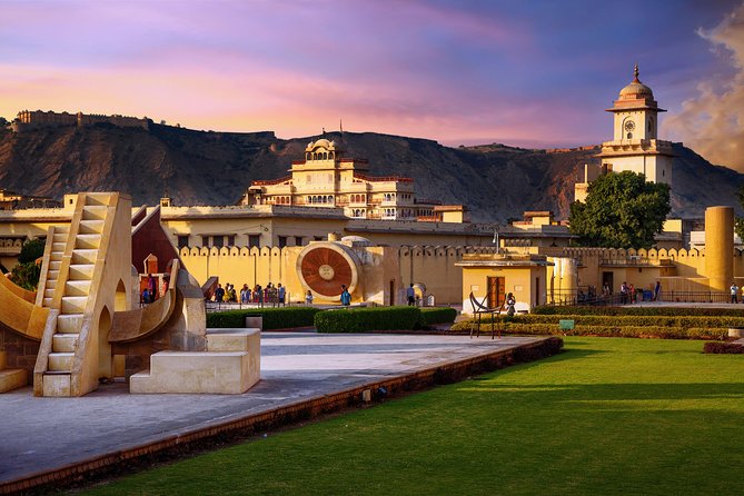 Jaipur: Private Full Day Jaipur City Tour with Pick-Up & Drop. - Gaitore Ki Chhatriyan: the quieter pause with strong symbolism