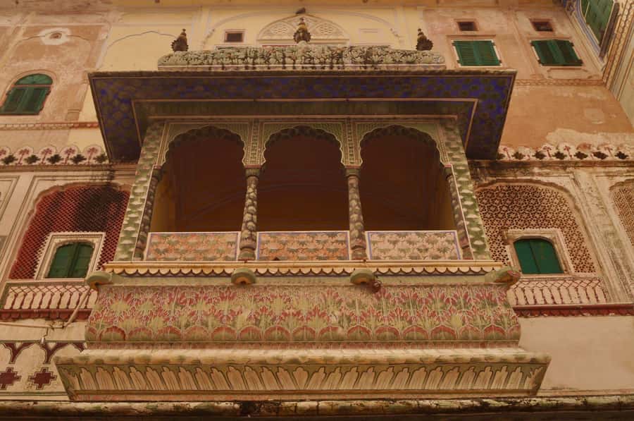 Jaipur: Private PinkCity & Stepwell Heritage Tour with Guide - Royal Gaitor Tumbas: carved memorials and temple devotion