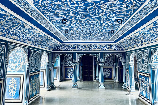 Jaipur Private Sightseeing Tour with Car and Guide - Hawa Mahal: 953 windows and a view that teaches you how to look