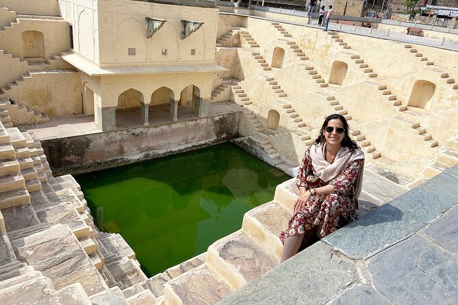 Jaipur Tuk Tuk Sightseeing Tour with Monkey Temple Sunset View - City Palace and Royal Gaitor Tumbas: power and quiet, side by side