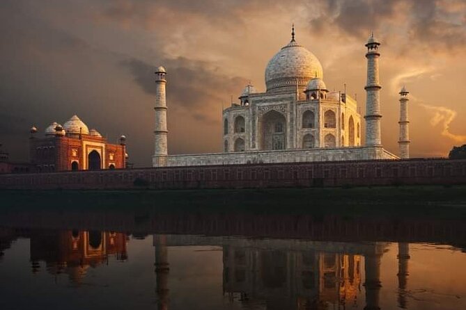 Private 6-Day Golden Triangle Tour: Delhi, Agra, Jaipur by Car - India Gate and Akshardham: a break from forts, plus contrast in style