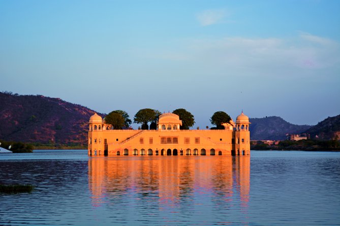 Private day tour of Jaipur with Driver and Guide - Hawa Mahal: the fast, eye-catching start