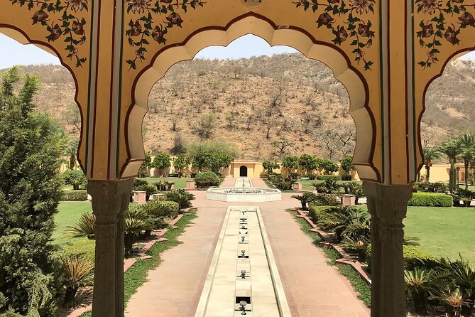 Private Jaipur Half-Day: Amber Fort, Stepwell, Jal Mahal & Gaitor - What the private guide and driver add to the experience