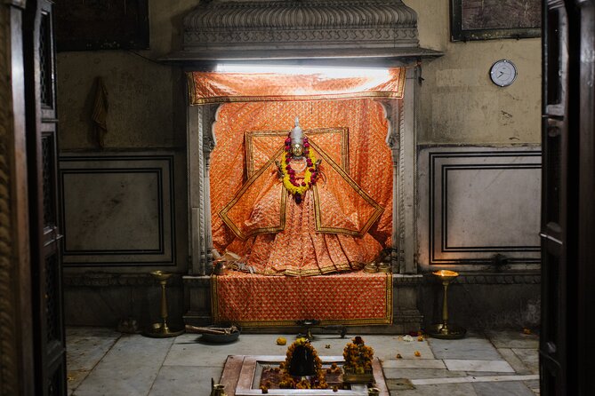 Private Temple Tour in Jaipur w/ Guide, Transportation & Sites - Royal Gaitor Tumbas: royal memorials and the meaning of final resting places