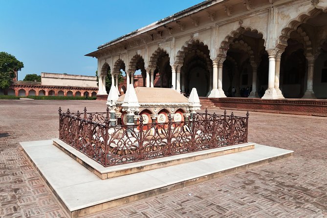Same Day Taj Mahal, Agra Fort & Baby Taj Tour from Jaipur by Car - Getting Through Tickets and Crowds: Let the Guide Do the Heavy Lifting